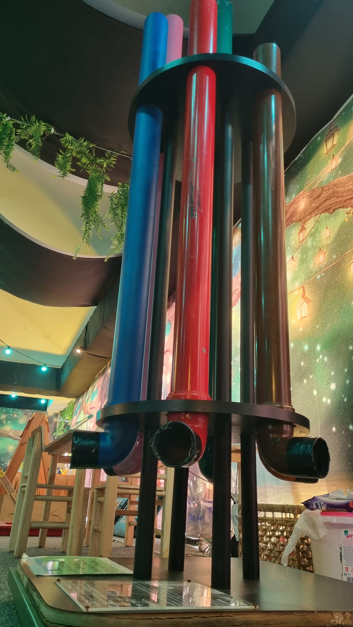 מוצג הצינורות הצבעוניים